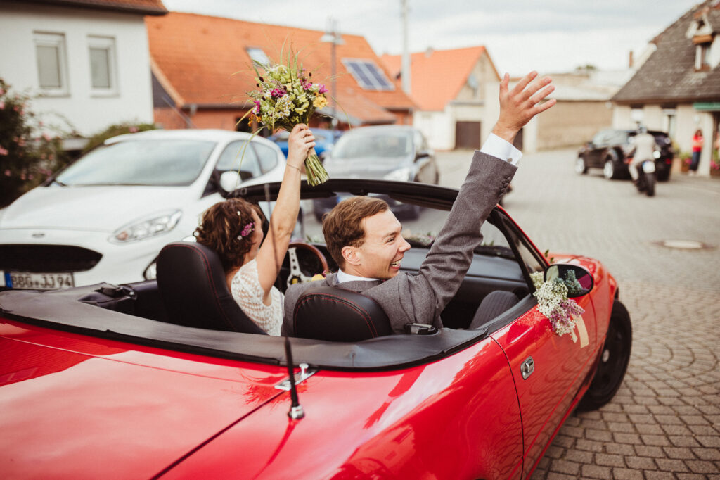 Brautpaar im Auto