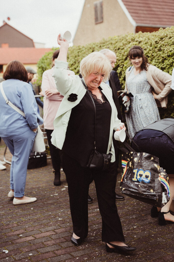 Brautmutter wirft Porzellanteller bei Polterhochzeit