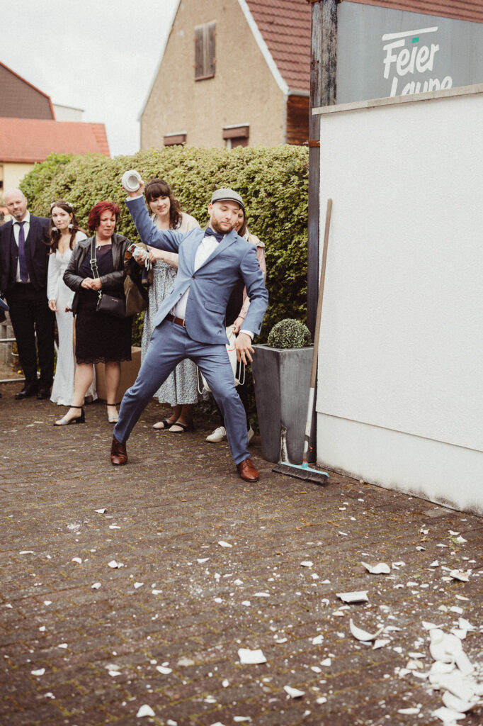 Menschen bei Polterhochzeit