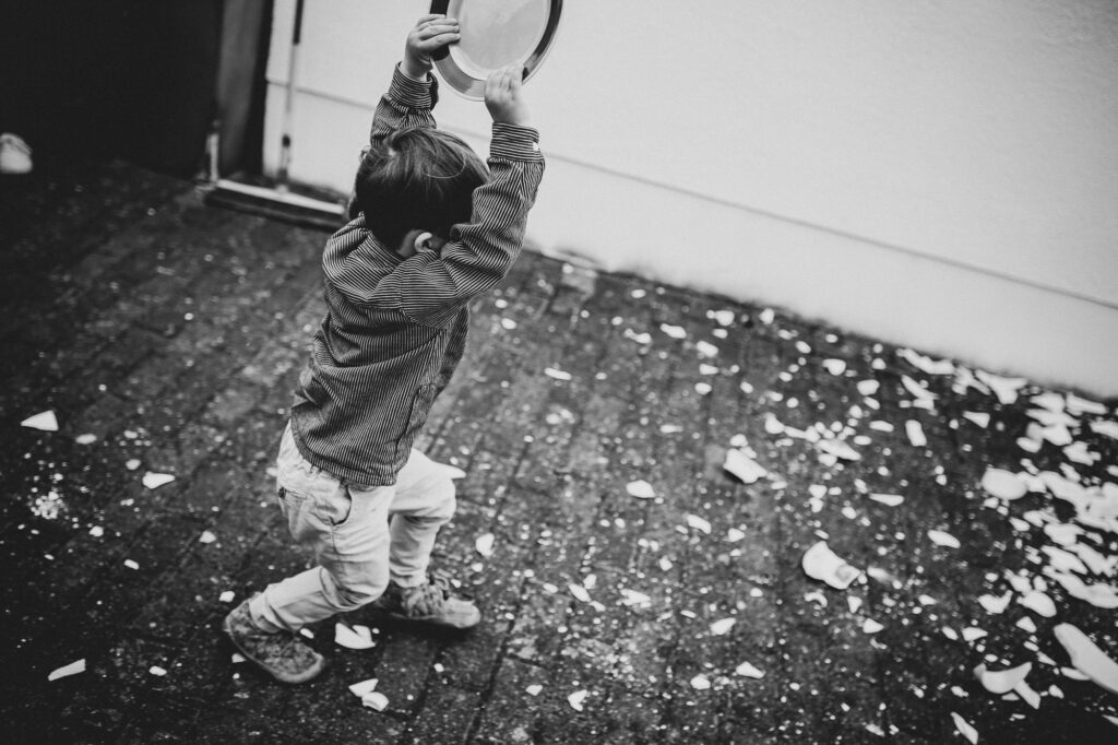 Kind wirft Porzellan bei Polterhochzeit