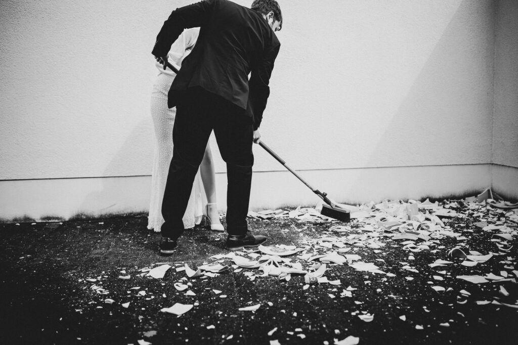 Brautpaar fegt Scherben auf
