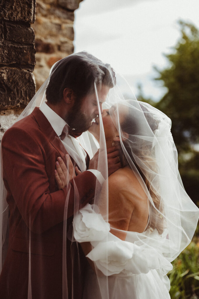 Brautpaar unter Schleier