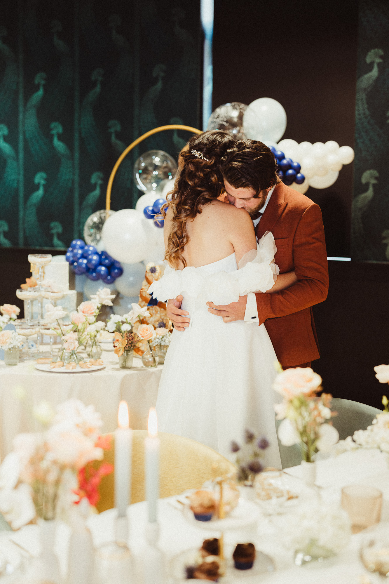 Brautpaar küsst sich zärtlich