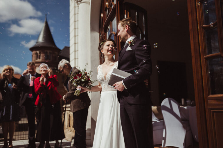 Hochzeitspaar in der weißen Villa