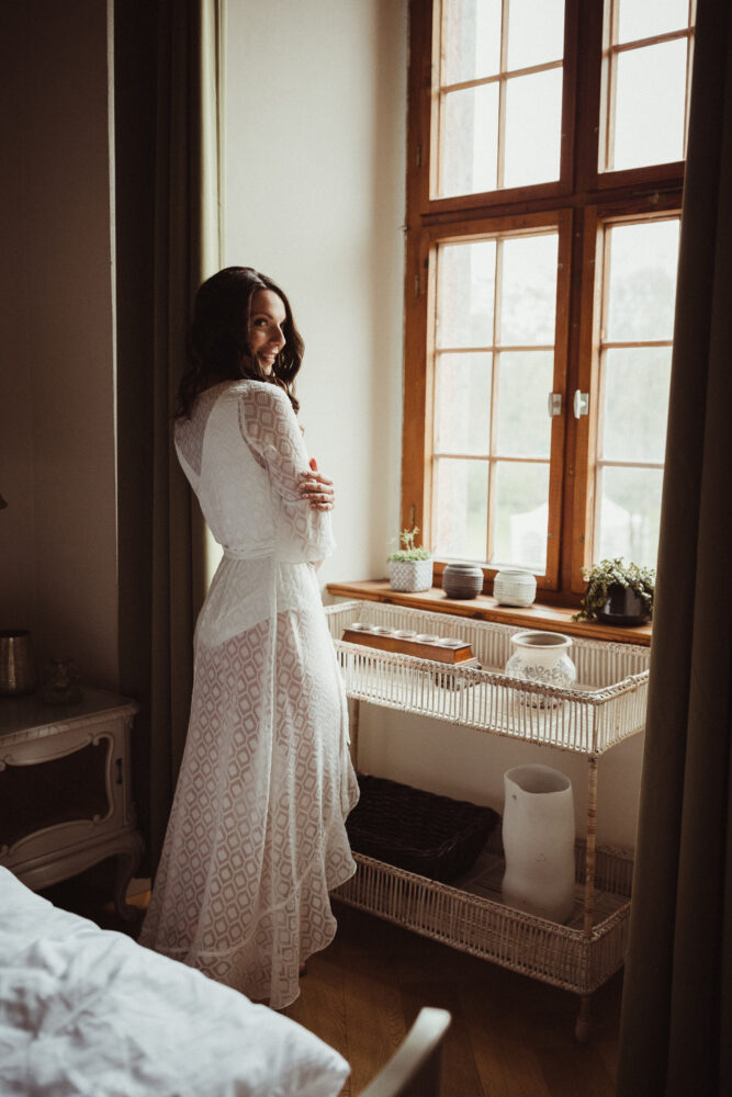 Braut steht am Fenster