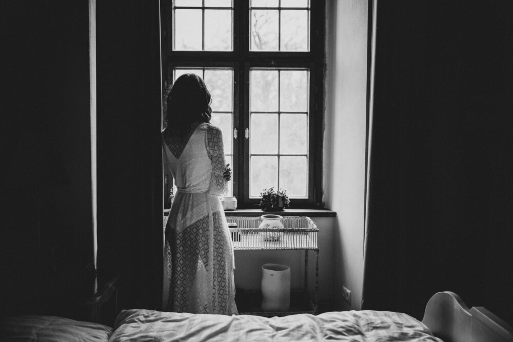 Braut schaut aus Fenster