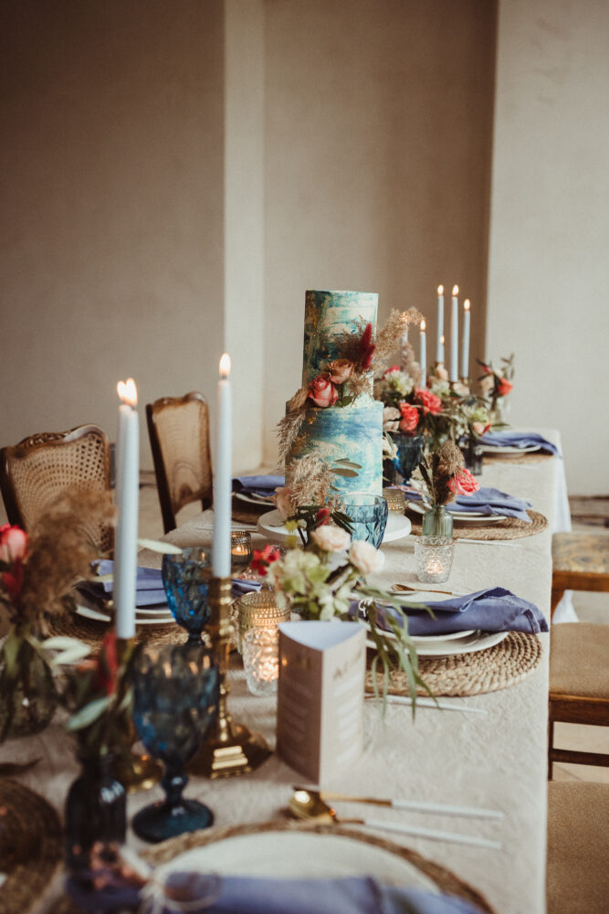 Tischdeko mit Hochzeitstorte