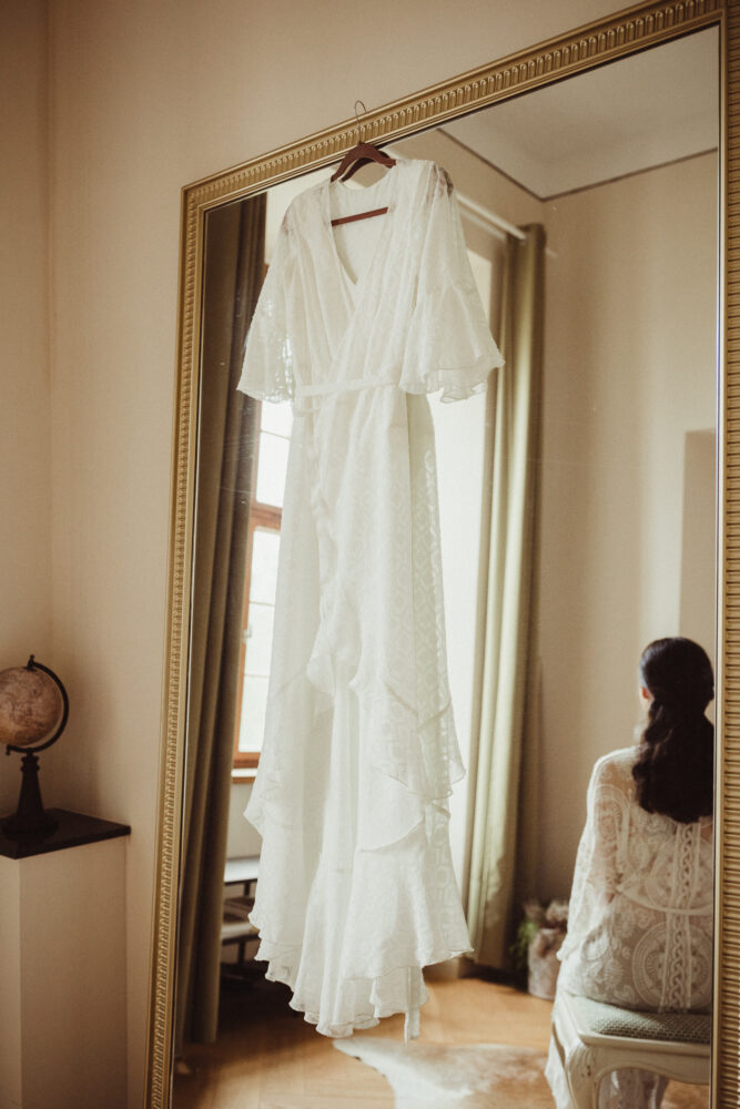 Brautkleid hängt an einem Spiegel