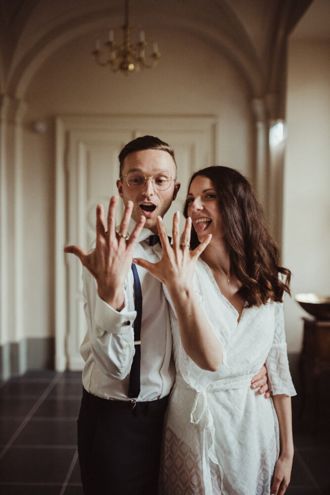 Brautpaar zeigt Ringe