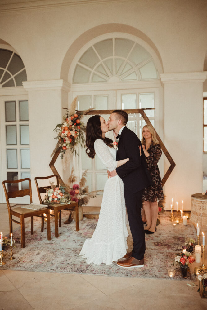 Brautpaar am Traubogen