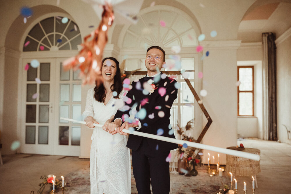 Brautpaar schlägt Pinata