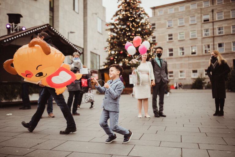 Junge auf dem Marktplatz mit Ballon