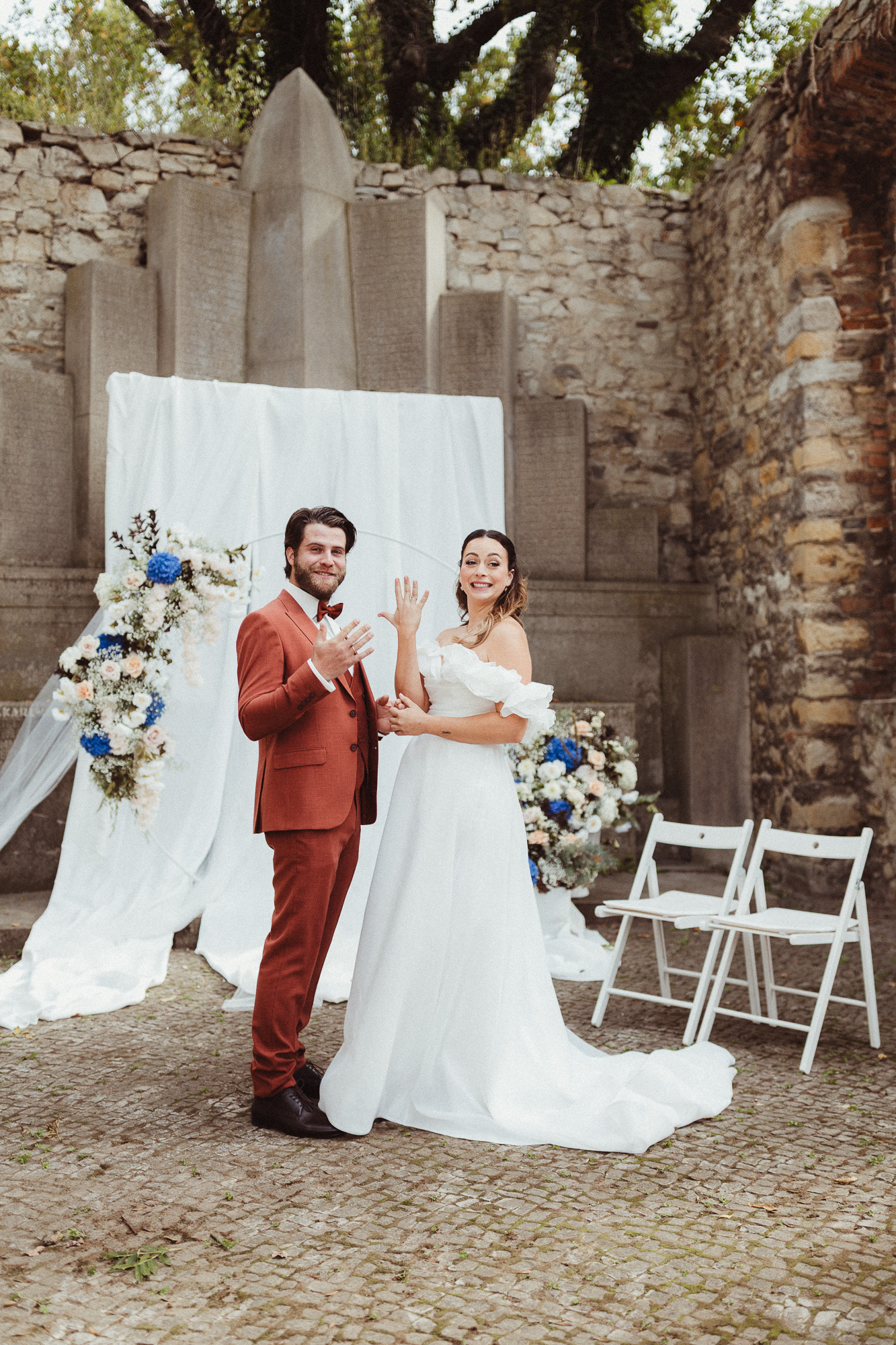 Brautpaar präsentoert stolz Eheringe