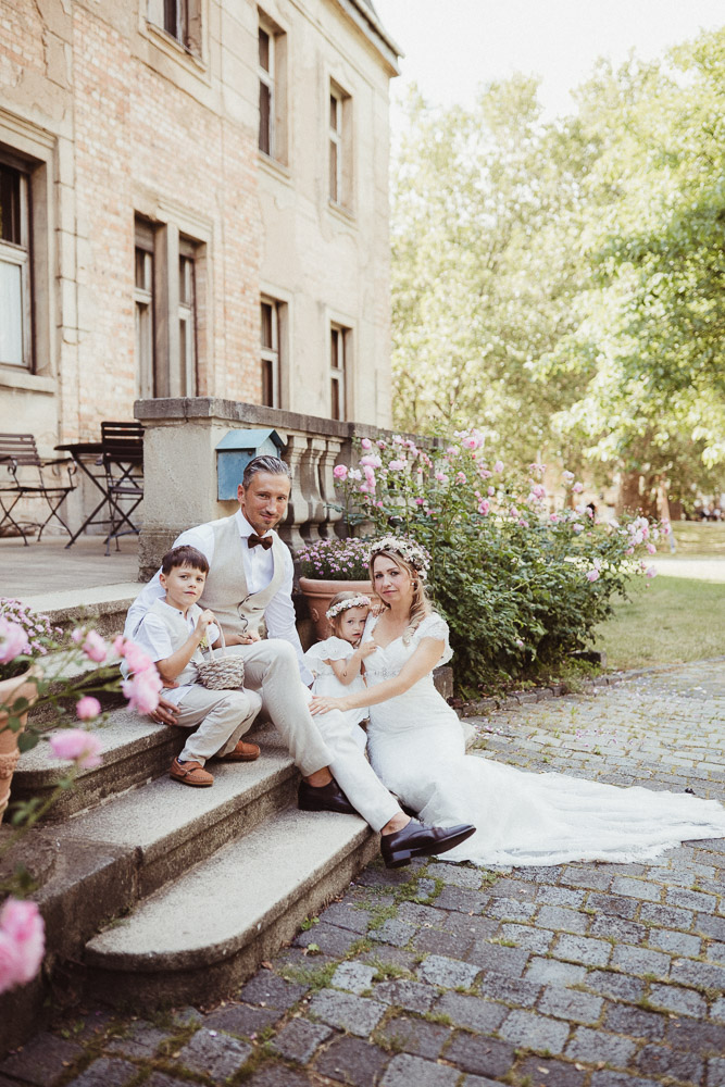 Brautpaar mit zwei Kindern im Rittergut Etzdorf
