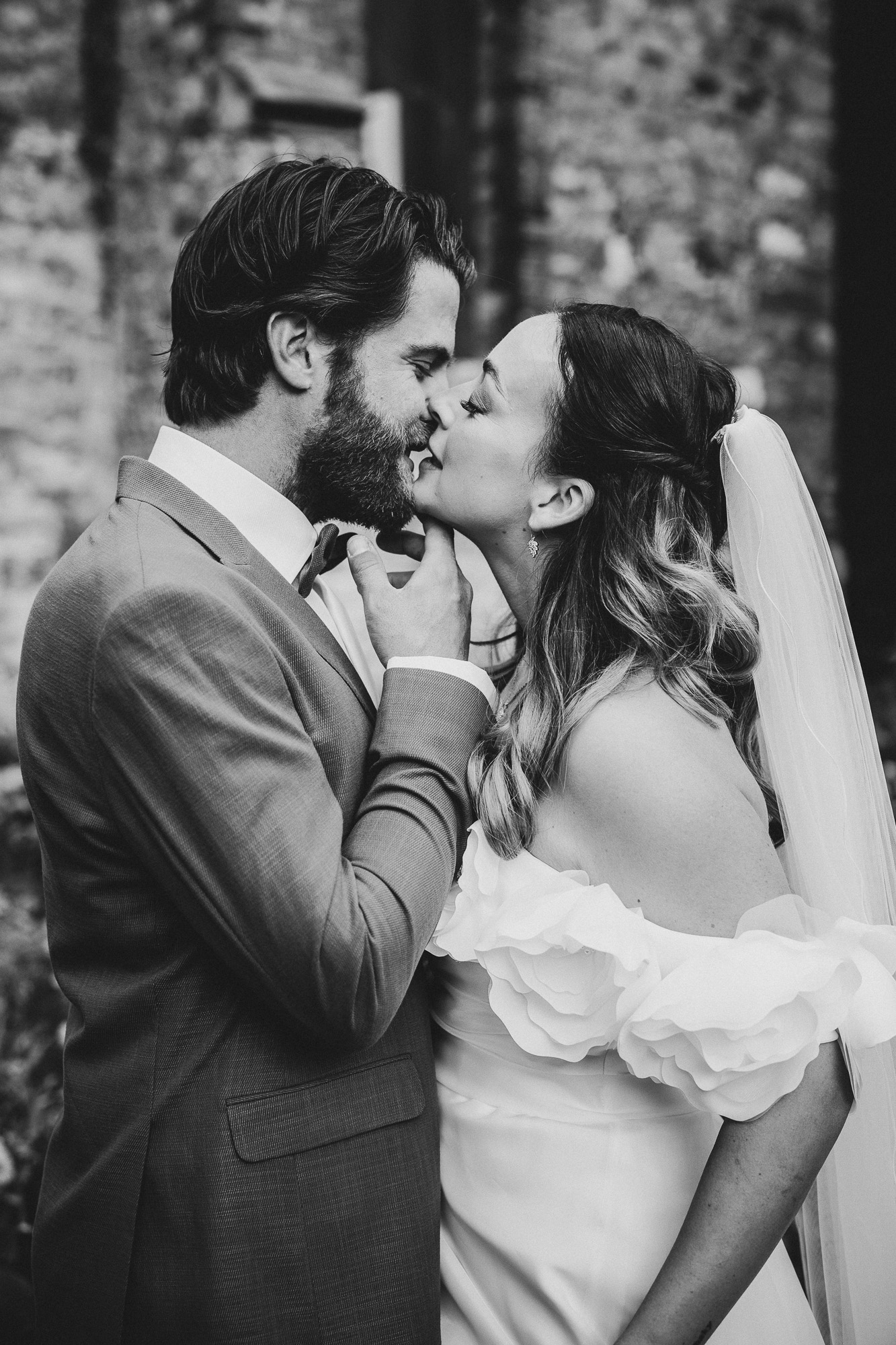 Brautpaar küsst sich