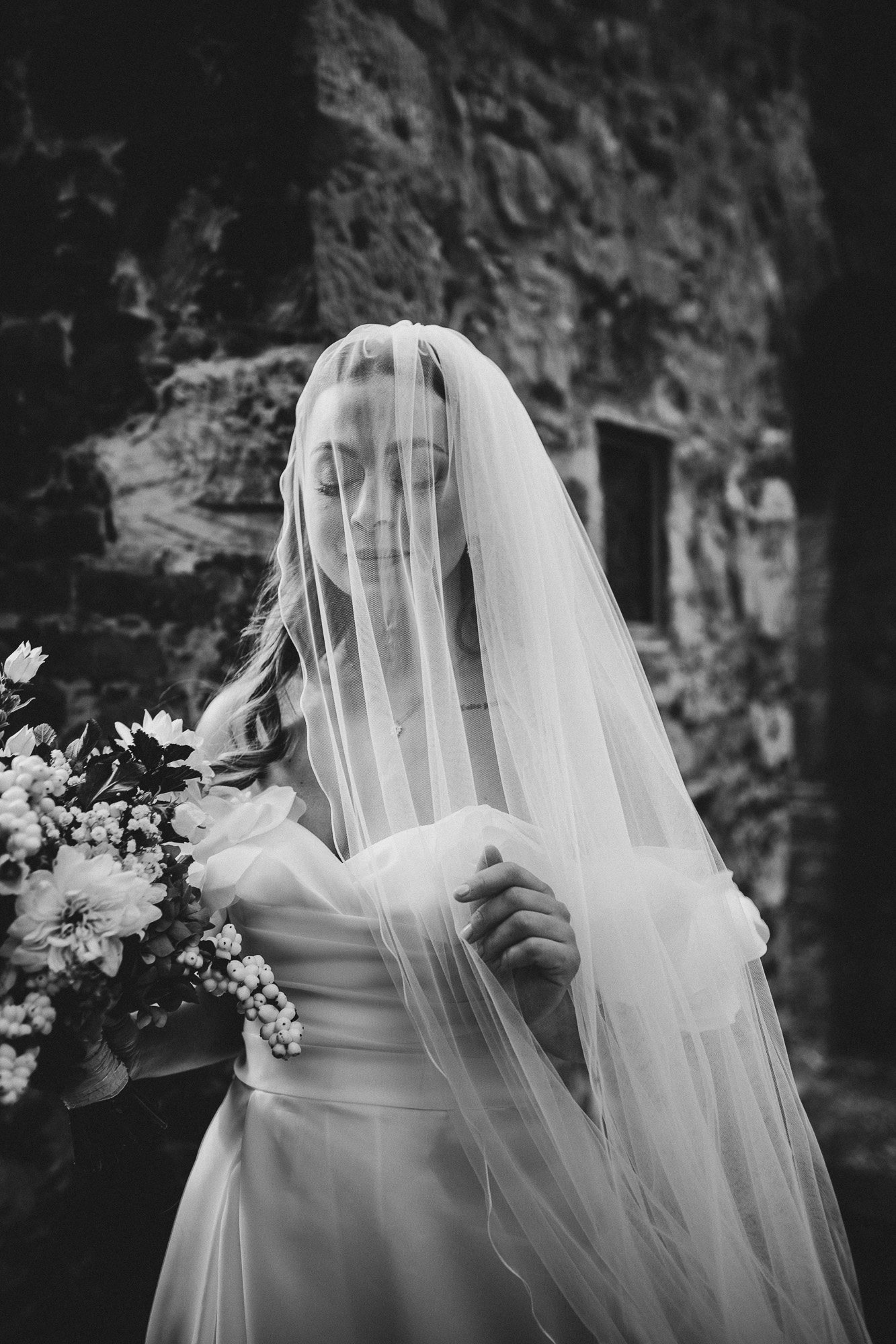 Braut unter Schleier in schwarz weiß